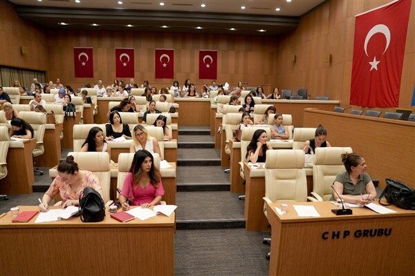Çukurova Belediyesi, bünyesindeki Gülen Yüzler Semt Kreşleri’nde görev yapan öğretmenlerin
