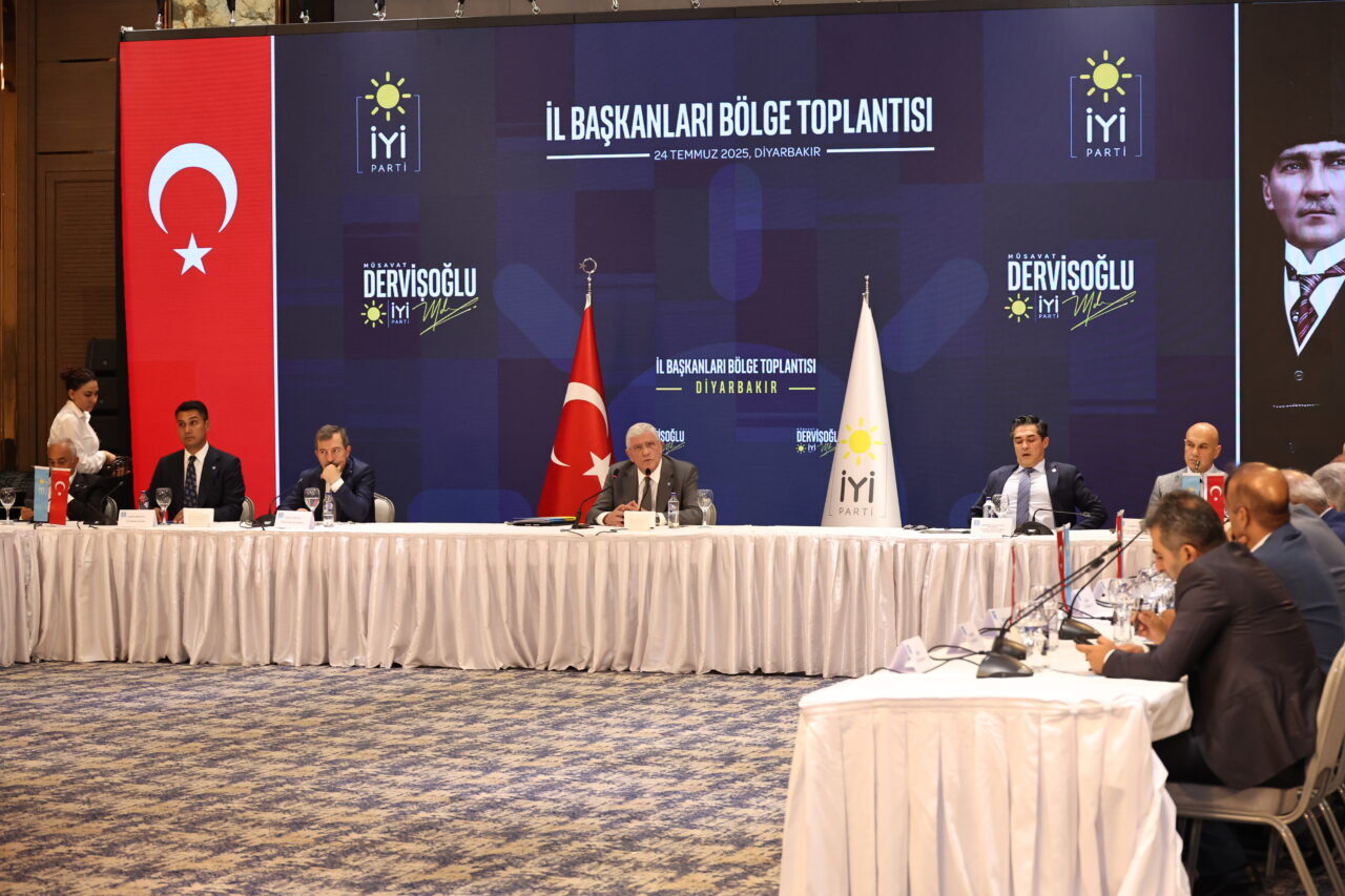 İYİ Parti Genel Başkanı Müsavat Dervişoğlu, bugün Diyarbakır'da, Doğu Anadolu