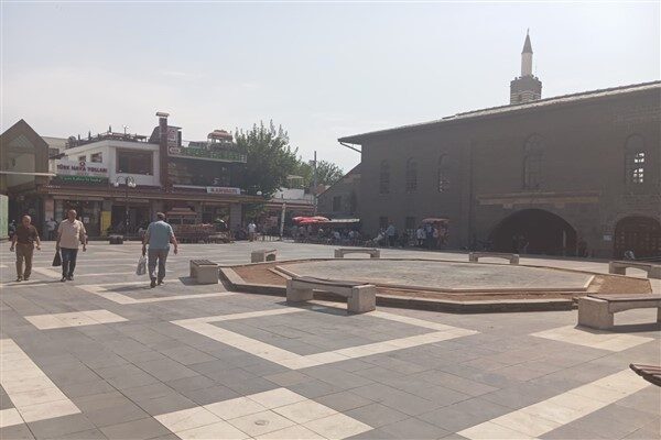 Diyarbakır’da kavurucu sıcaklar cadde ve sokakları boşalttı. Meteoroloji verilerine göre, 25