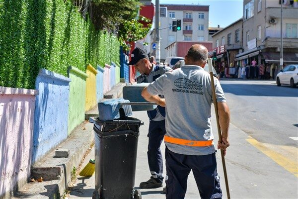 İlçenin dört bir yanında sokaklar modern araçlarla yıkanıp, süpürülüyor. Özellikle