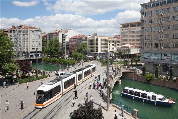 Eskişehir Büyükşehir Belediyesi’nin “Bi’fikirle hep birlikle Eskişehir” sloganıyla hayata geçirdiği
