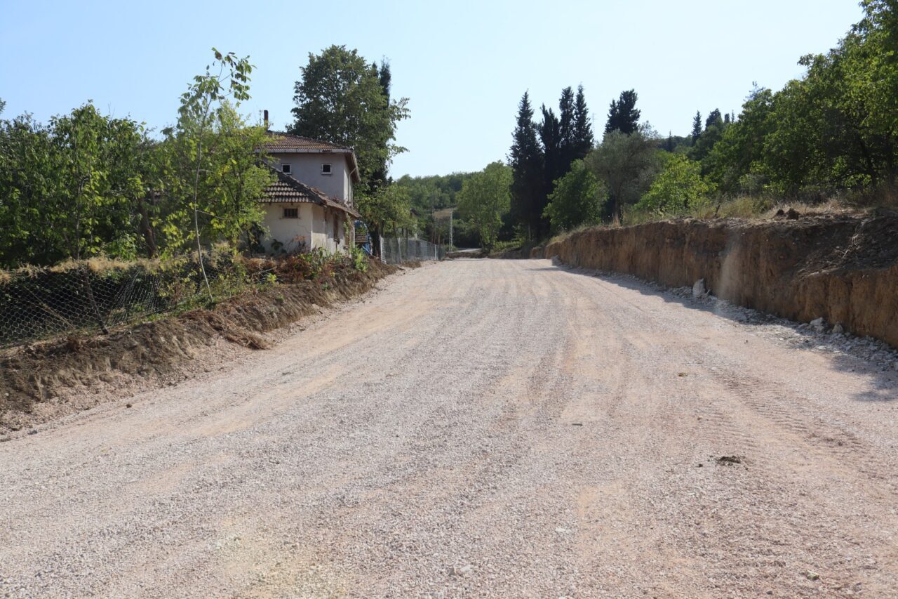 İzmit Belediyesi Fen İşleri Müdürlüğü ekipleri kentin dört bir yanında