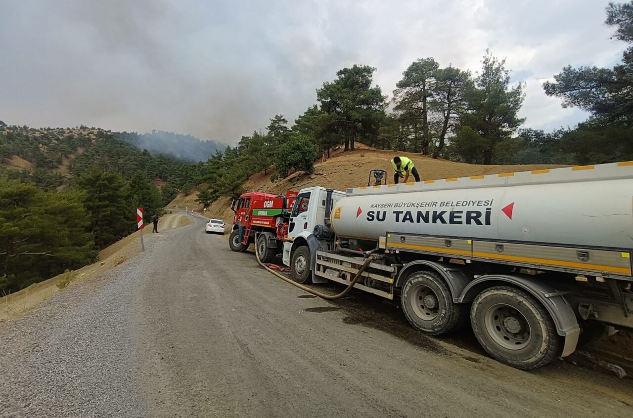 Kahramanmaraş’ta çıkan ve orman alanlarını tehdit eden yangına müdahale çalışmaları