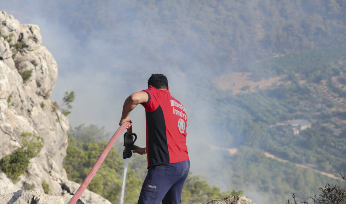 Yangının bildirilmesinin hemen ardından harekete geçen Mersin Büyükşehir Belediyesi İtfaiye