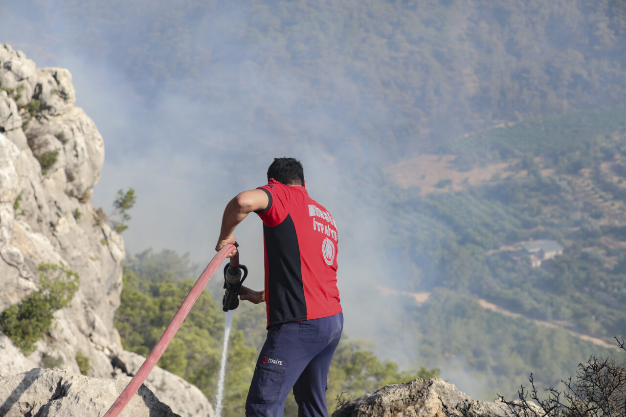 Yangının bildirilmesinin hemen ardından harekete geçen Mersin Büyükşehir Belediyesi İtfaiye
