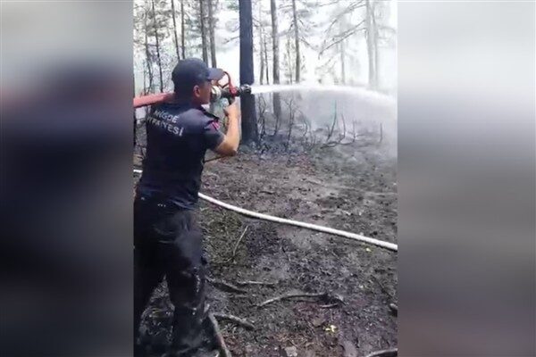 Bursa Harmancık’ta meydana gelen yangın sonrası yürütülen soğutma çalışmalarına destek