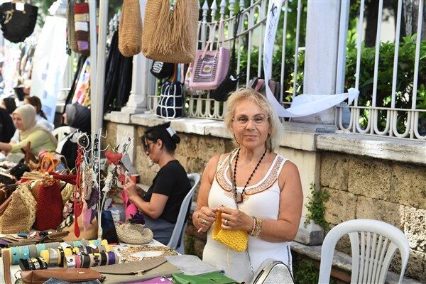 Sokakta, sadece girişimci kadınların kendi el emekleriyle yaptığı el işi