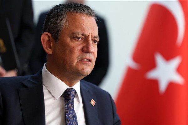 CHP Genel Başkanı Özel, Bakırköy’deki eylemlerinde yan yana, omuz omuza
