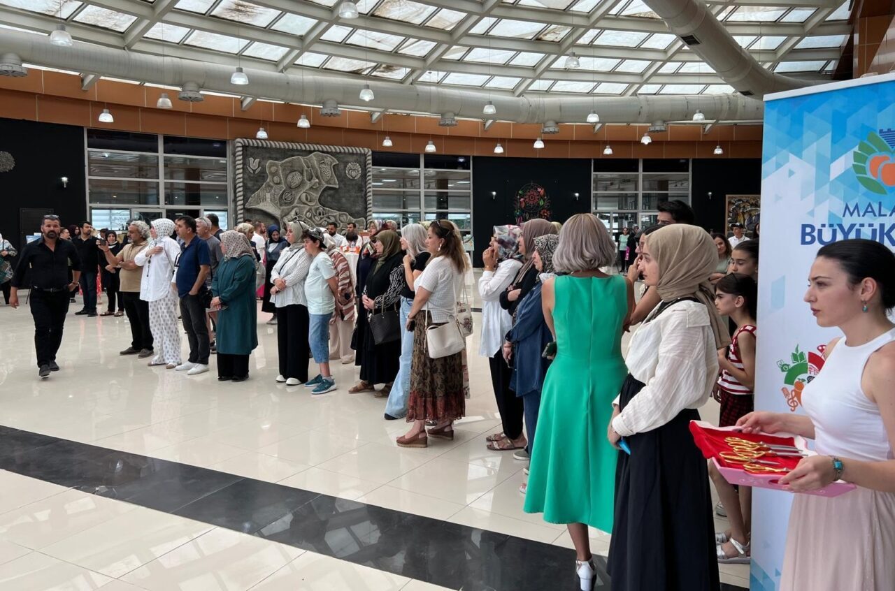 Büyükşehir Belediyesi Sanat Merkezi Fuaye Alanında düzenlenen törenle “Sarı Bir
