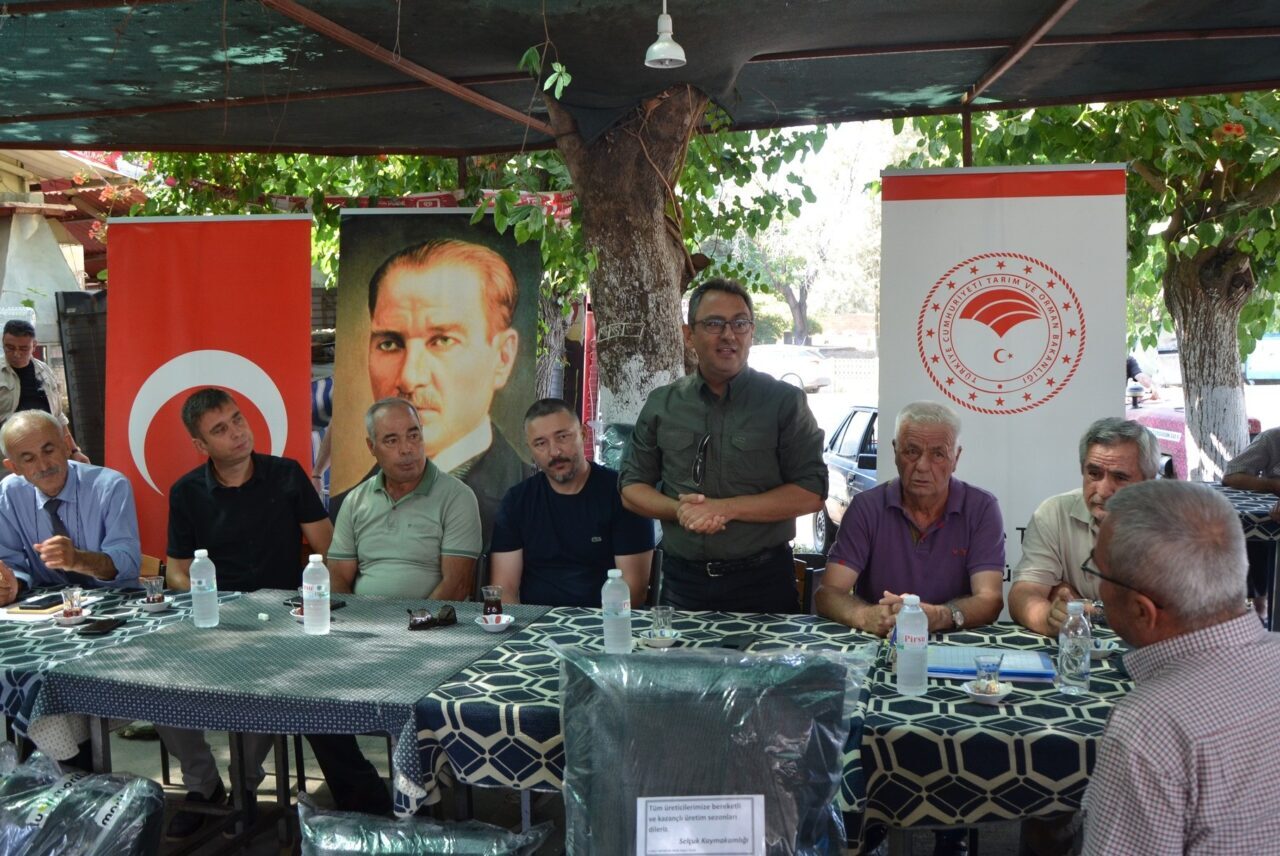 Program kapsamında çiftçilere, incirde görülen hastalıklarla mücadele yöntemleri ile doğru