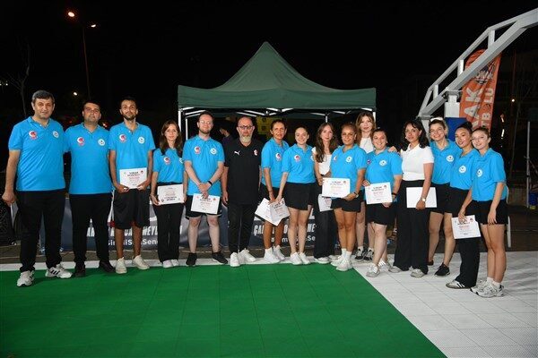 Blade sponsorluğunda gerçekleşen turnuva boyunca gençlerden oluşan 64 takım kıyasıya