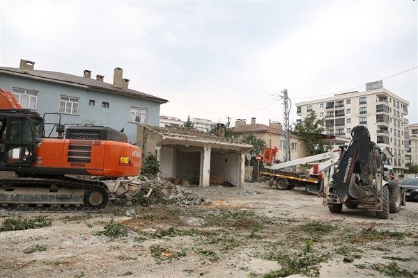 11 Temmuz tarihinde yenileme çalışmaları kapsamında trafiğe kapatılan Terzioğlu Caddesi'nde