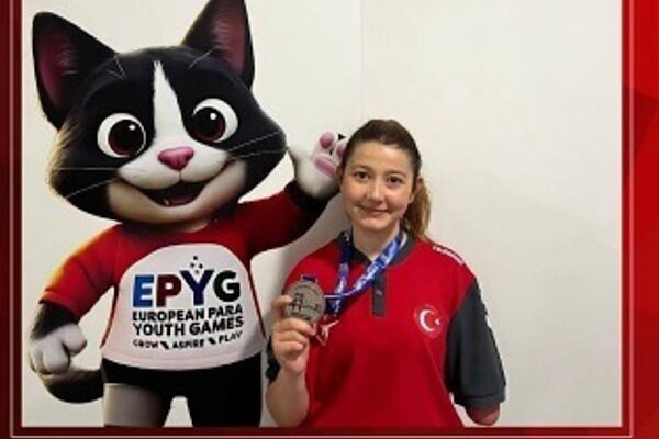 Ümraniye Belediyesi Spor Kulübü sporcusu ve Paralimpik Milli Takım yüzücüsü Sümeyye