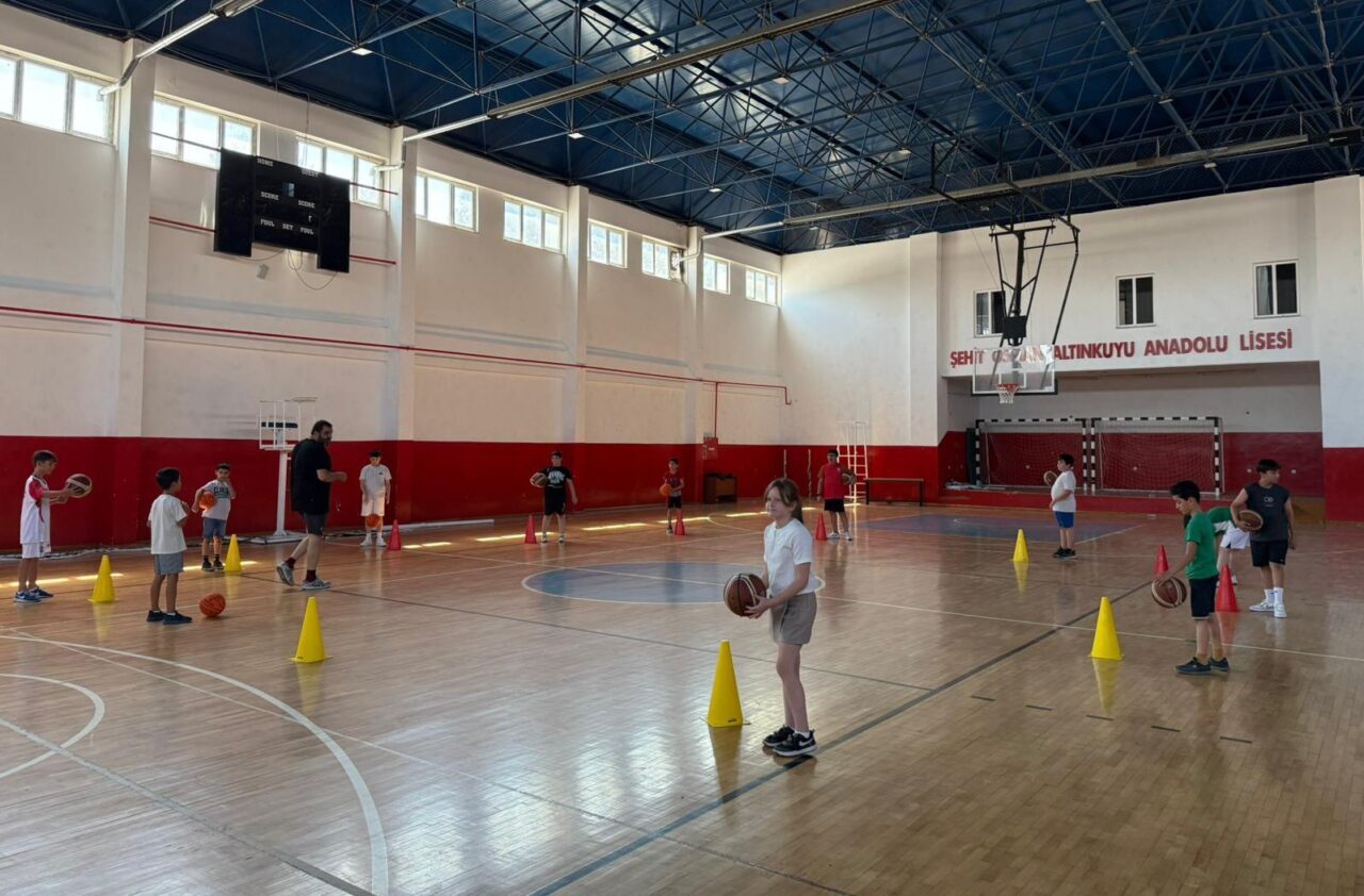 Kent genelindeki genç yetenekleri bir araya getiren basketbol kursları, profesyonel