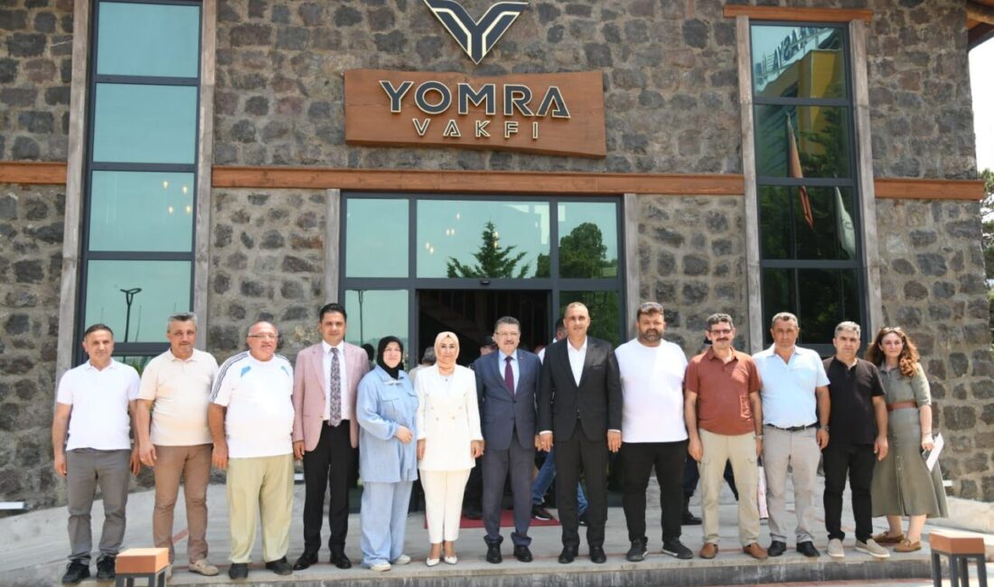 Trabzon Büyükşehir Belediye Başkanı Ahmet Metin Genç, Yomra Vakfı tarafından
