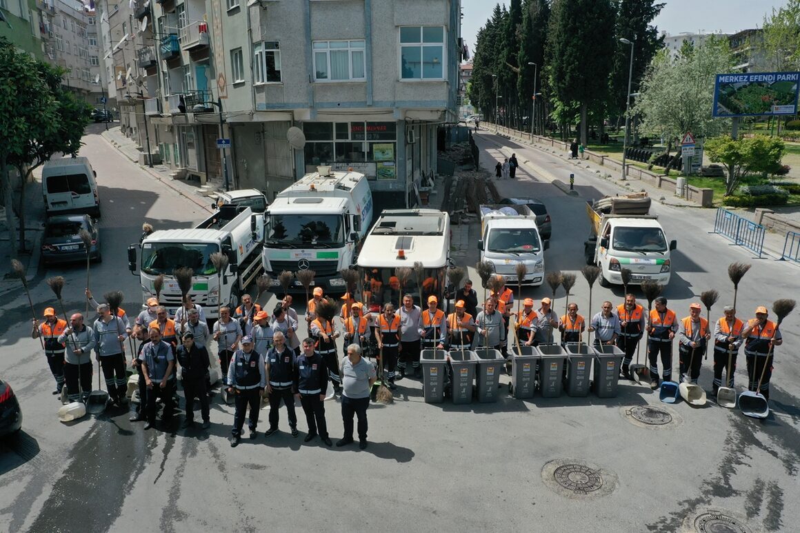 Zeytinburnu’nun tüm sokak ve caddelerinde kapsamlı “Yaz Temizliği” hız kesmeden