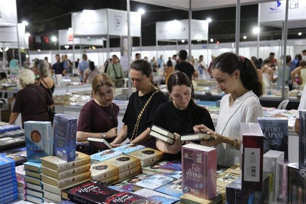 Edremit Belediyesi tarafından düzenlenen 7. Edremit Kitap Fuarı, kapanış gününde