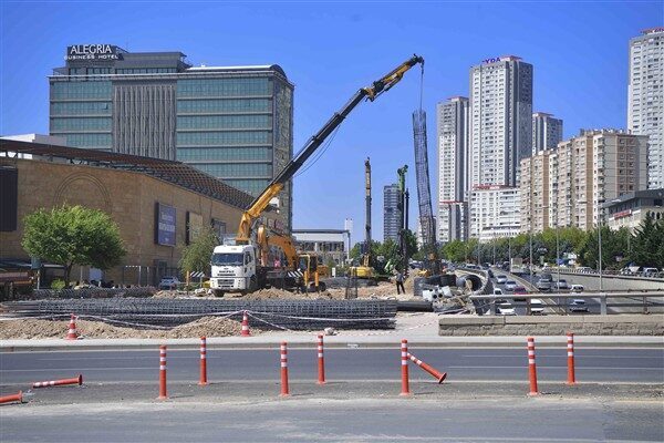 Şehir içi ulaşımın kilit noktalarından biri olan Anadolu Bulvarı ile