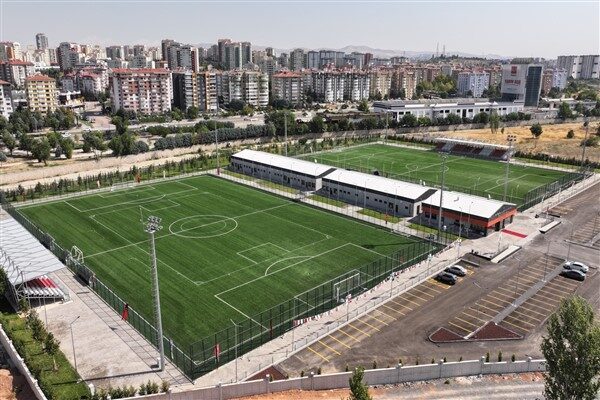 Büyükşehir’in halı sahaları arasında; Sincan Kapalı Spor Salonu Halı Saha,