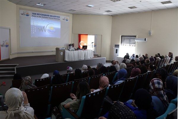 Van Büyükşehir Belediyesi Kadın ve Aile Hizmetleri Daire Başkanlığı konferans