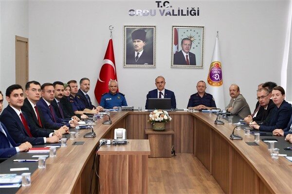 Valilik Toplantı Salonu'nda gerçekleştirilen toplantıya, Vali Yardımcısı Ayhan Durmuş, İlçe