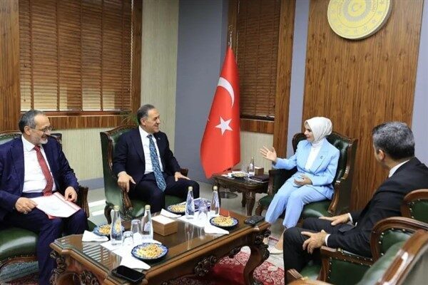 Bakan Göktaş, ziyarette kentteki ihtiyaçlar hakkında yetkililerle bir araya geldi