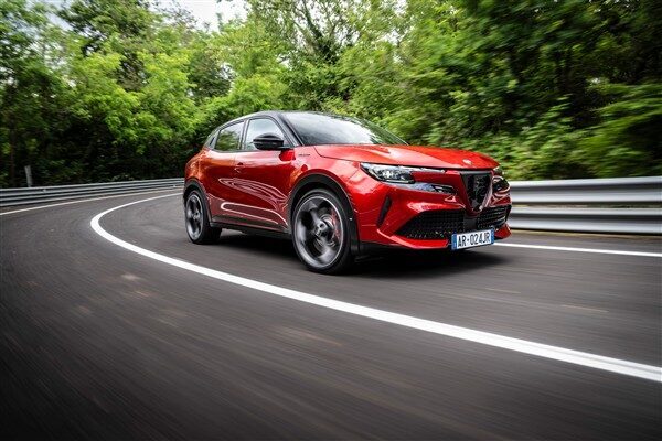 Alfa Romeo, yenilikçi modelleri ve İtalyan tarzıyla hızla büyümeye devam
