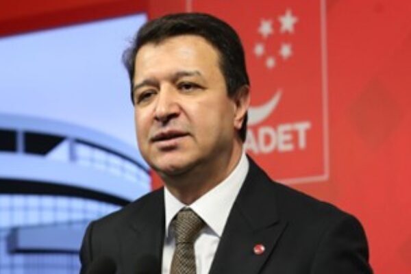 Saadet Partisi Genel Başkanı Arıkan, Sivas'ın Suşehri ilçesinde tarım işçilerini taşıyan