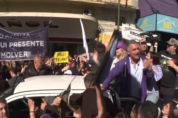 Arjantin Devlet Başkanı Javier Milei, ara seçim kampanyası sırasında protestocuların