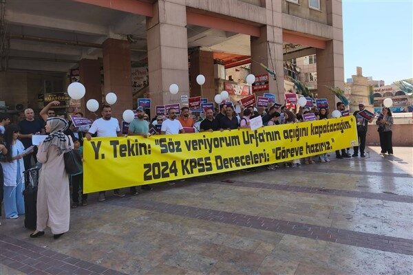 Ahmet Bahçıvan İş Merkezi önünde toplanan öğretmenler, ellerinde dövizler taşıyıp