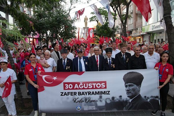 Avcılar Belediyesi tarafından düzenlenen 30 Ağustos Zafer Bayramı kutlamaları sabahın