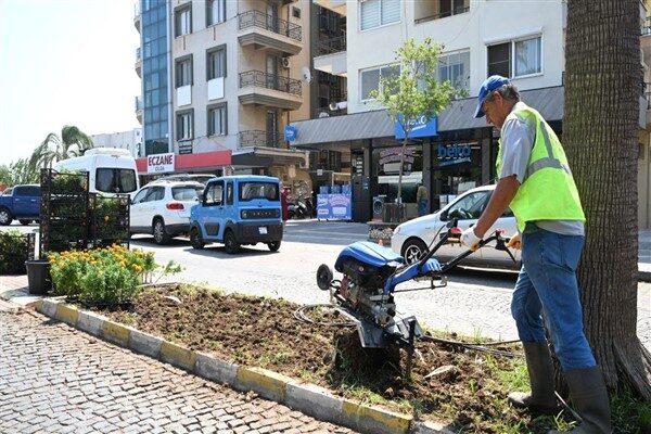 Didim, Büyükşehir Belediyesi’nin fidanlıklarında yetiştirilen mevsimlik çiçeklerle süslendi. Park ve
