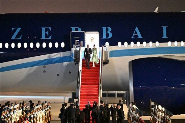 Aliyev ve eşi Mehriban Aliyeva, Tianjin'deki Binhai Uluslararası Havalimanı’nda Çin