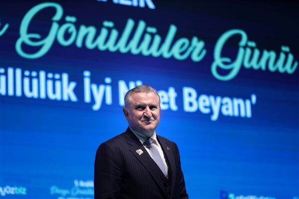 Gençlik ve Spor Bakanı Bak, TCG Anadolu ile Çanakkale’den İstanbul’a