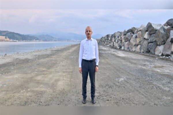 Bakan Uraloğlu’nun açıklamasına göre, köprünün hizmete girmesiyle birlikte feribotla 1,5
