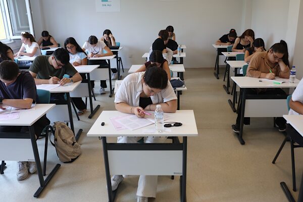 Bakırköy Belediyesi Etüt Merkezi’nde verilen YKS hazırlık kurslarına katılan öğrencilerin