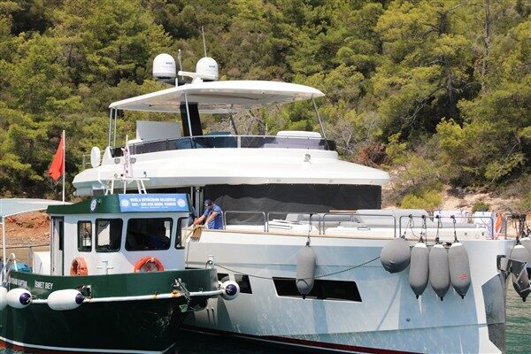 Muğla’da Büyükşehir Belediyesi, 8 atık alım teknesiyle teknelerden atık yağ,