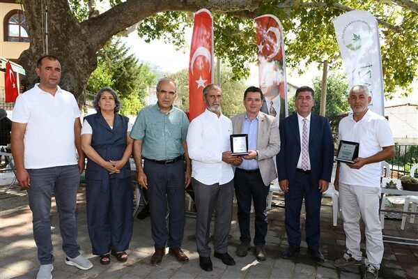Osmangazi Belediyesi, Elmaçukur Mahallesi’nde gönüllü olarak çevre temizliği yapan vatandaşlara