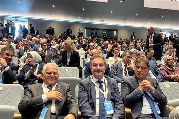 Saygı duruşunda bulunulması ve İstiklal Marşı’nın okunmasıyla başlayan AK Parti 24’üncü