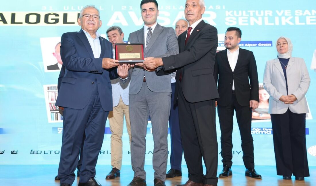 Erciyes Kültür Merkezi’nde düzenlenen panele, Büyükşehir Belediye Başkanı Dr. Memduh