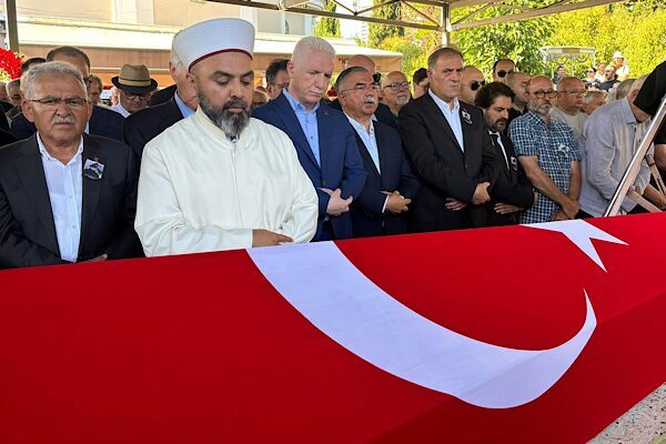 ÇEKÜL  Kurucu Başkanı Prof. Dr. Metin Sözen, İstanbul'da düzenlenen cenaze