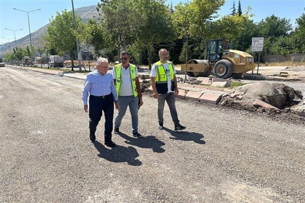Kayseri Büyükşehir Belediye Başkanı Büyükkılıç, kent genelinde yürütülen yatırımları yakından