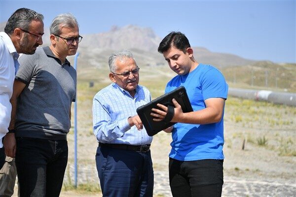 Kayseri Büyükşehir Belediye Başkanı Büyükkılıç, Erciyes’te esnafla buluştu, yeni işletme