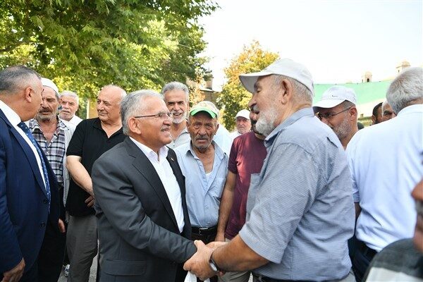 Başkan Büyükkılıç, Cami Kebir bölgesindeki esnafları ziyaret ederek, hemşehrileriyle buluşma