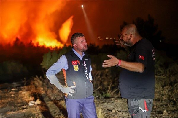 İzmir-Aydın otoyolunda seyir halindeki bir araçta çıkan yangının ormanlık alana