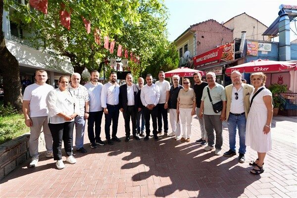 Manisa Büyükşehir Belediye Başkanı Besim Dutlulu, Perşembe Pazarı esnaflarını ve