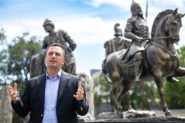 Bornova’daki Abide-i Hürriyet Meydanı, yaz dönemi stajları kapsamında kente gelen