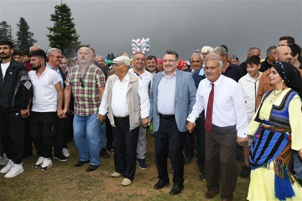 Trabzon Büyükşehir Belediye Başkanı Ahmet Metin Genç, Akçaabat Işıklar Derneği'nin