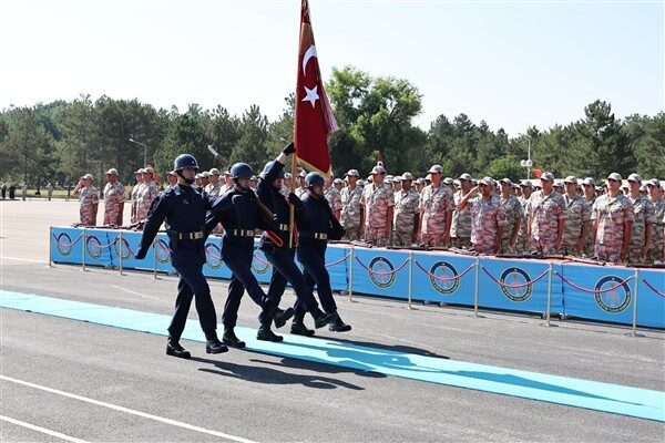 Bedelli askerler, sancağın tanıtılması, saygı duruşunda bulunulması ve İstiklal Marşı’nın
