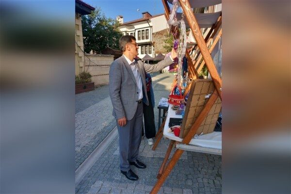 Kütahya Belediye Başkanı Eyüp Kahveci, Germiyan Sokak'ta kurulan stantları tek